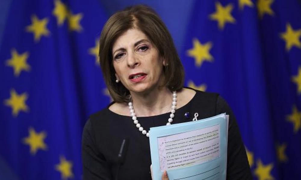 Η Επίτροπος Υγείας για το άνοιγμα των σχολείων και το εμβόλιο